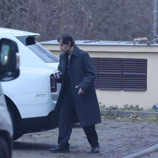 Moder�tor m��� zamy�len� p�es are�l nemocnice k autu a je vid�t �e noc u l��ka kamar�da byla dlouh�.