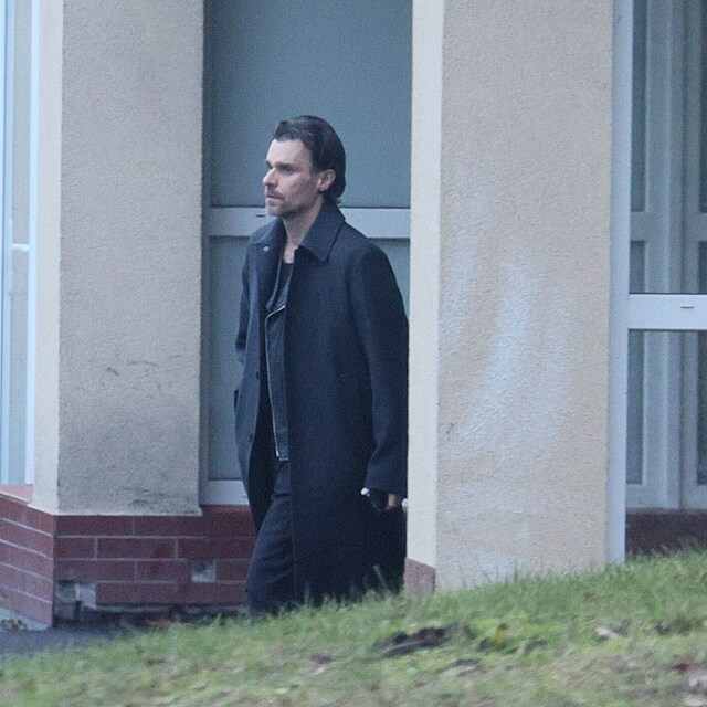 Moder�tor m��� zamy�len� p�es are�l nemocnice k autu a je vid�t �e noc u l��ka kamar�da byla dlouh�.