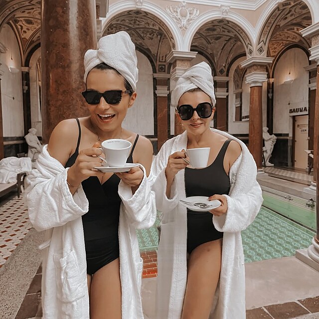 Dana Mor�vkov� s Kl�rou Bartheldi