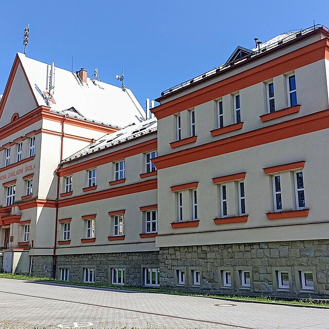 Z�kladn� a mate�sk� �kola Hnojn�k