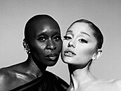 Co se dje s Arianou Grande a Cynthií Erivo?