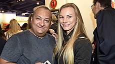 Nikola v �erné bund� a Patrik v �edém tri�ku pózují fotograf�m.
