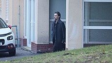 Moderátor mí�í zamy�len� p�es areál nemocnice k autu a je vid�t �e noc u l��ka...