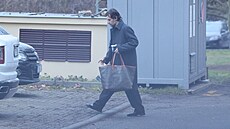 Ranní káva do ruky a velká ta�ka p�es rameno, Mare� si odná�í v�ci z nemocnice...