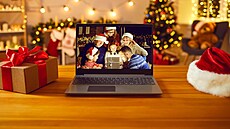 Pod strome�kem le�í dárky, v pen�ence jejich skute�ná cena. Vánoce mají být o...