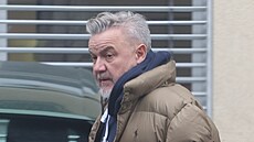 Milo� Pokorný p�ed nemocnicí nese v ruce sklenici a zamy�len� krá�í k odd�lení,...