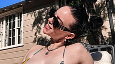 Billie Eilish v plavkách.