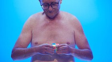 Alenka chce po ú�astnících, aby slo�ili Rubikovu kostku.