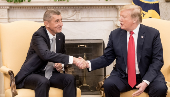 Americký prezident Donald Trump s man�elkou Melanií p�ijal v Bílém dom� �eského...