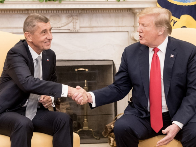 Americký prezident Donald Trump s man�elkou Melanií p�ijal v Bílém dom� �eského...