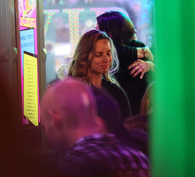 Vdova Nikola Hezuck� nese na bedrech celou t�hu posledn�ho lou�en�.