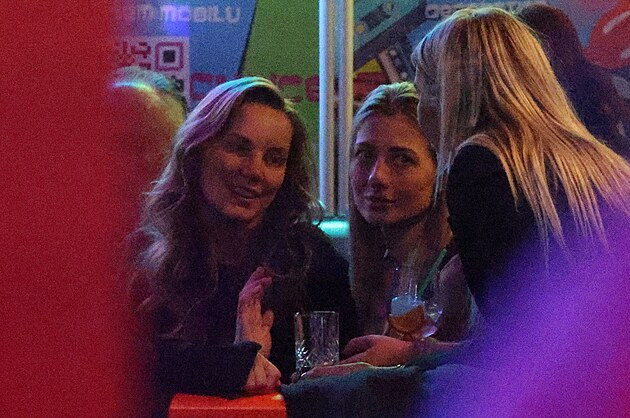 Zorka Hejdov� u stole�ku s Nikolou Hezuckou a Kate�inou Podrazkou.