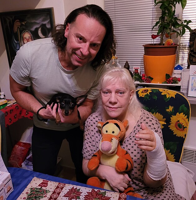 Po n�vratu z nemocnice u� m� ruka pevn� obvaz a zp�va�ka p�sob� vy�erpan�....