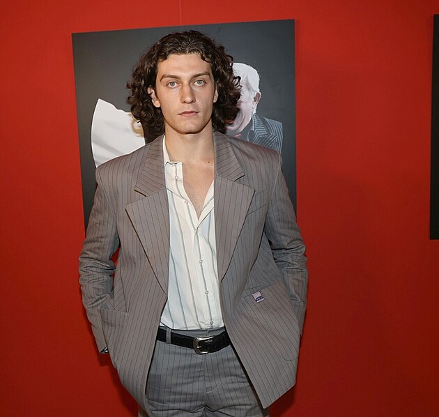 Syn Bolka Pol�vky ukazuje, �e se na �erven� koberec narodil. V�razn� oblek s...