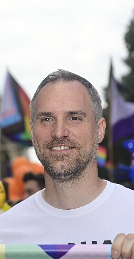 Zden�k H�ib s man�elkou Annou na pr�vodu Prague Pride.