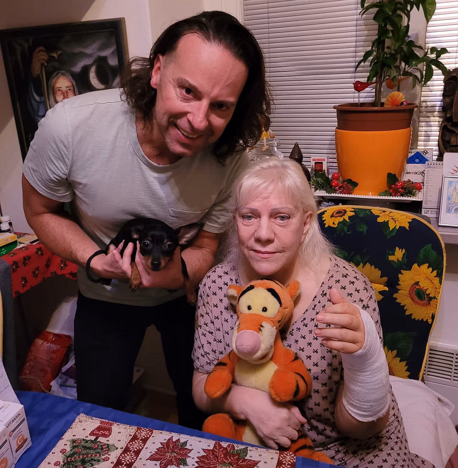 Po n�vratu z nemocnice u� m� ruka pevn� obvaz a zp�va�ka p�sob� vy�erpan�....