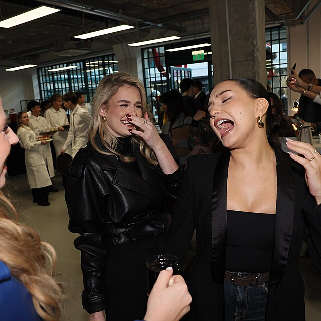 Skupinka z Bachelora na tiskovce Oneplay