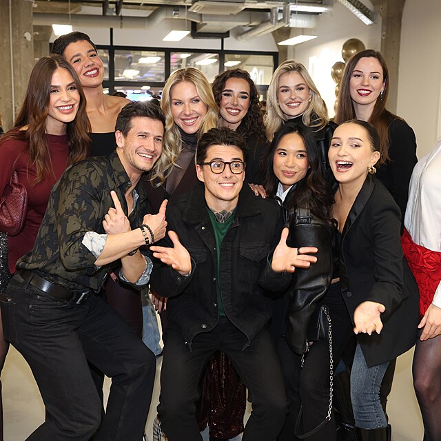 Skupinka z Bachelora na tiskovce Oneplay