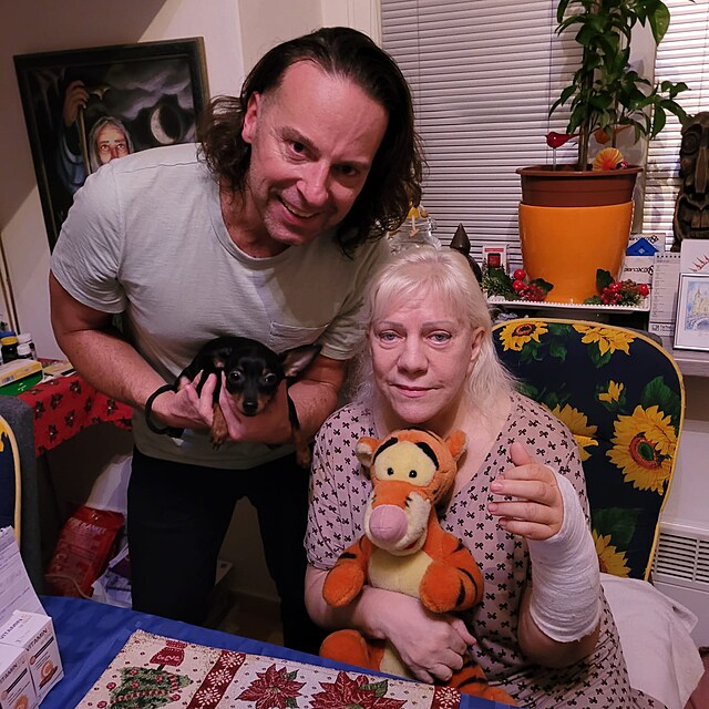 Po n�vratu z nemocnice u� m� ruka pevn� obvaz a zp�va�ka p�sob� vy�erpan�. L�ka�i j� doporu�ili absolutn� klid a z�kaz jak�hokoli nam�h�n�.