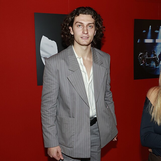 Fotografie, na kter� vynik� Pol�vk�v kontrastn� styl a siln� pohled. Tohle je tv��, kterou si div�ci zapamatuj�.