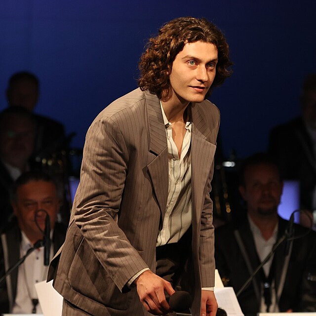 Z�b�r z okam�iku, kdy Jan vstupuje na sc�nu. V o��ch m� lehk� �sm�v, v postoji klidnou jistotu.