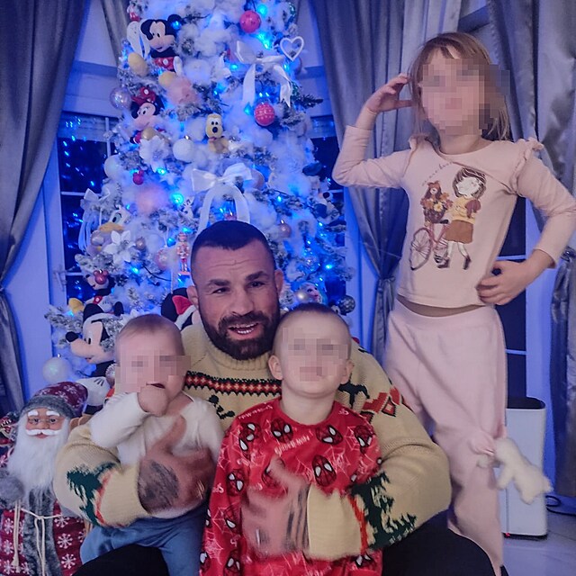 Karlos V�mola s d�tmi u v�no�n�ho stromku.