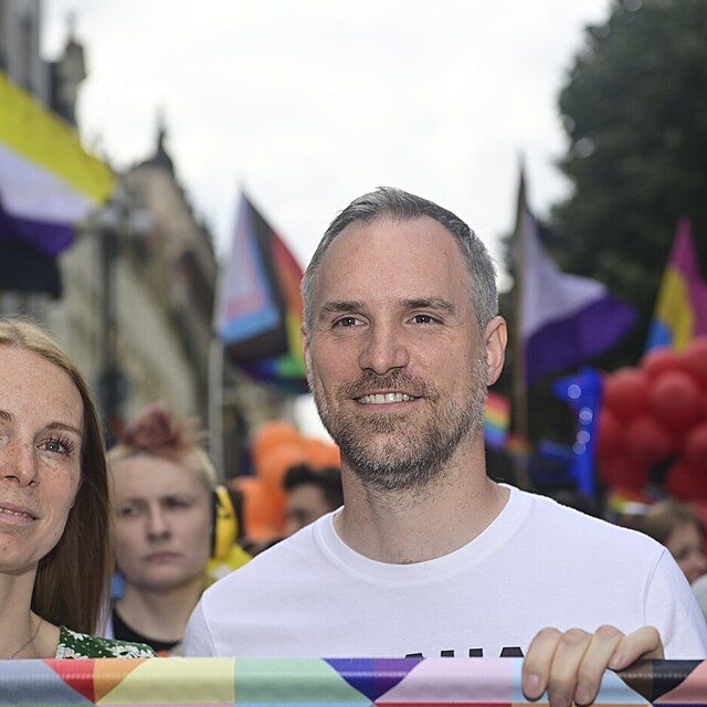 Zden�k H�ib s man�elkou Annou na pr�vodu Prague Pride