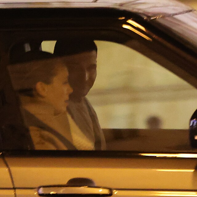 Lucie Vondr��kov� s nezn�m�m mu�em.