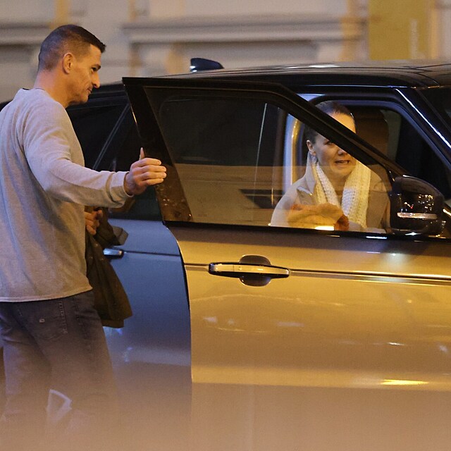 Galantn� j� otev�el dve�e.