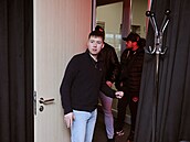 Jakub Jíra vchází do studia Expresu