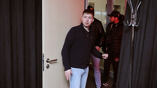 Jakub J�ra vch�z� do studia Expresu