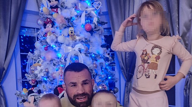 Karlos Vémola s d�tmi u váno�ního stromku.