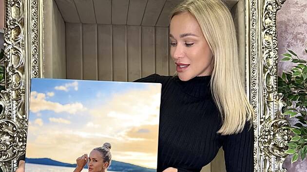 Nela Slováková prodává vlastní obrazy.