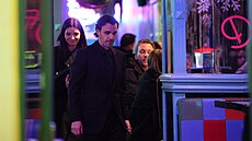 Leo� Mare� odchází s man�elkou Monikou, kterou ovedzl dom�. Vzáp�tí se vrátí.