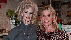 Tady je Kelly ve výrazn� �tíhlej�í fázi �ivota. Elegantní retro look zd�raz�uje...