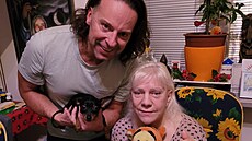 Po návratu z nemocnice u� má ruka pevný obvaz a zp�va�ka p�sobí vy�erpan�....