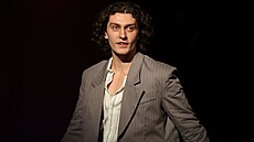 Záb�r z okam�iku, kdy Jan vstupuje na scénu. V o�ích má lehký úsm�v, v postoji...