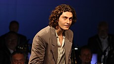 Záb�r z okam�iku, kdy Jan vstupuje na scénu. V o�ích má lehký úsm�v, v postoji...