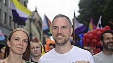 Zden�k H�ib s man�elkou Annou na pr�vodu Prague Pride.