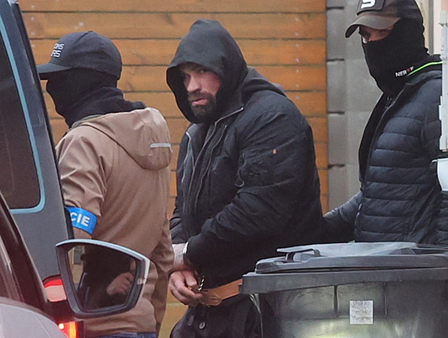 Karlose Vémolu odvezla v poutech policie. Mluví se o distribuci drog