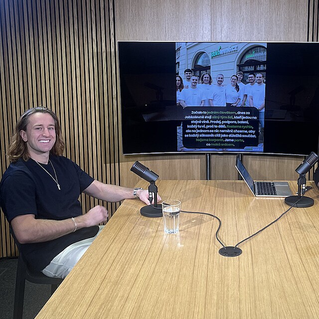 Adam B�rik ve studiu b�hem nat��en� podcastu. Mlad� podnikatel z JabkoLevn� otev�en� mluv� o vir�lu z rva�ky i o tom, pro� z pozornosti d�l� byznys.