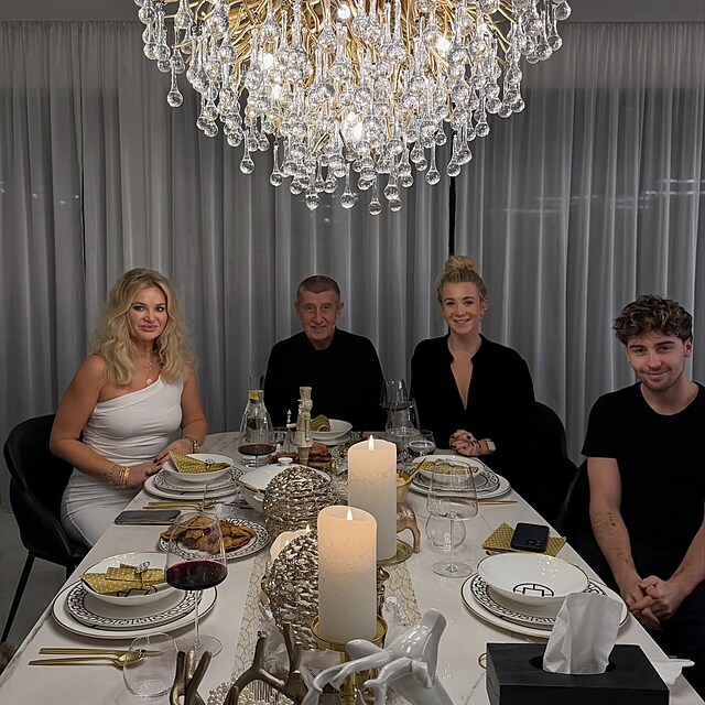 Andrej Babi� s rodinou na �t�dr� ve�er