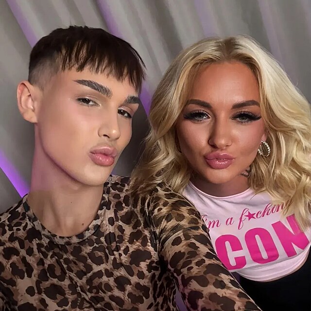 Tade� Kub�nka, Karol�na Kavalov�