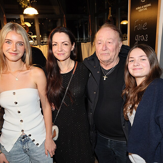 Petr Janda uk�zal svoje holky. Zleva dcera Ane�ka, man�elka Alice a nejmlad��...