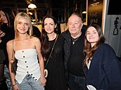 Petr Janda ukázal svoje holky. Zleva dcera Ane�ka, man�elka Alice a nejmlad�í...