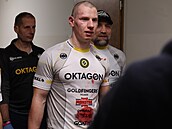 Spicy Pája vydr�el s Andrésem Ra�kou v kleci minutu a pár vte�in.