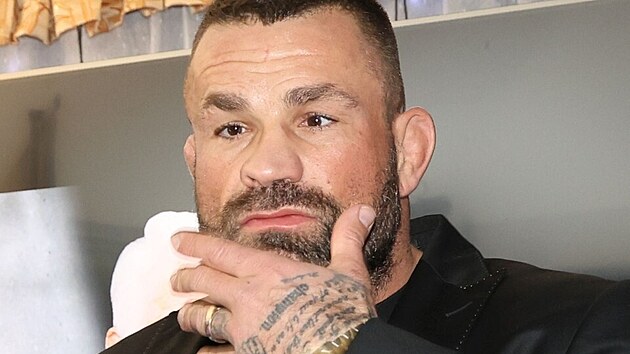 Policie v úterý zadr�ela a obvinila známého MMA zápasníka Karla �Karlose� Vémolu