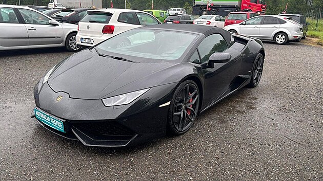 Fotka V�molova Lamborghini ze sou�asn�ho inzer�tu