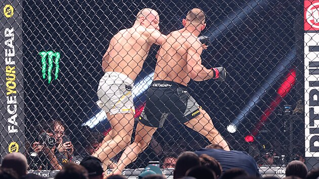 Spicy P�ja vydr�el s Andr�sem Ra�kou v kleci minutu a p�r vte�in.