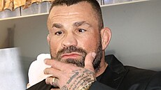 Policie v úterý zadr�ela a obvinila známého MMA zápasníka Karla �Karlose� Vémolu